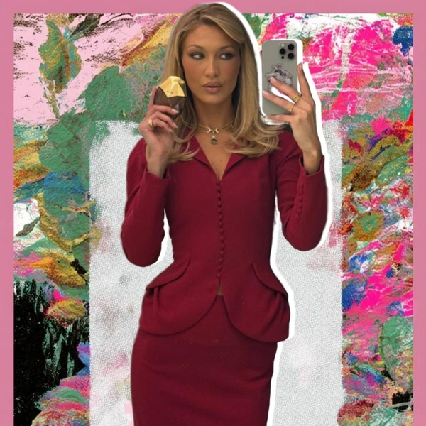 Бордовый костюм с баской и юбкой: Белла Хадид восхитила фанатов модным и женственным образом | Источник: theGirl