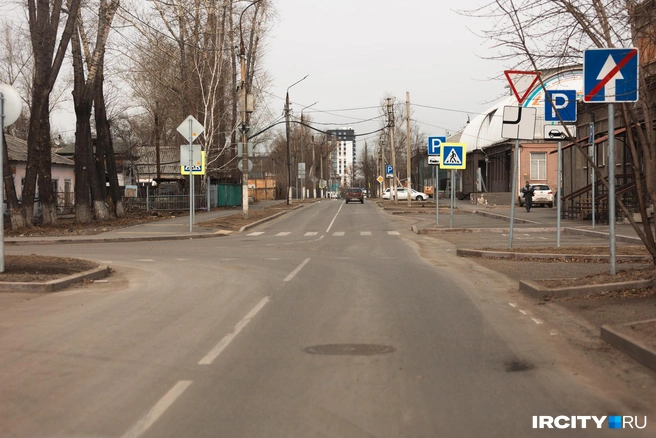 Улицу Крымскую ремонтировали в 2025 году. Результат выглядит вполне прилично. Еще почистить дорогу после зимы — вообще будет как с картинки | Источник: Даниил Конин / «ИрСити»