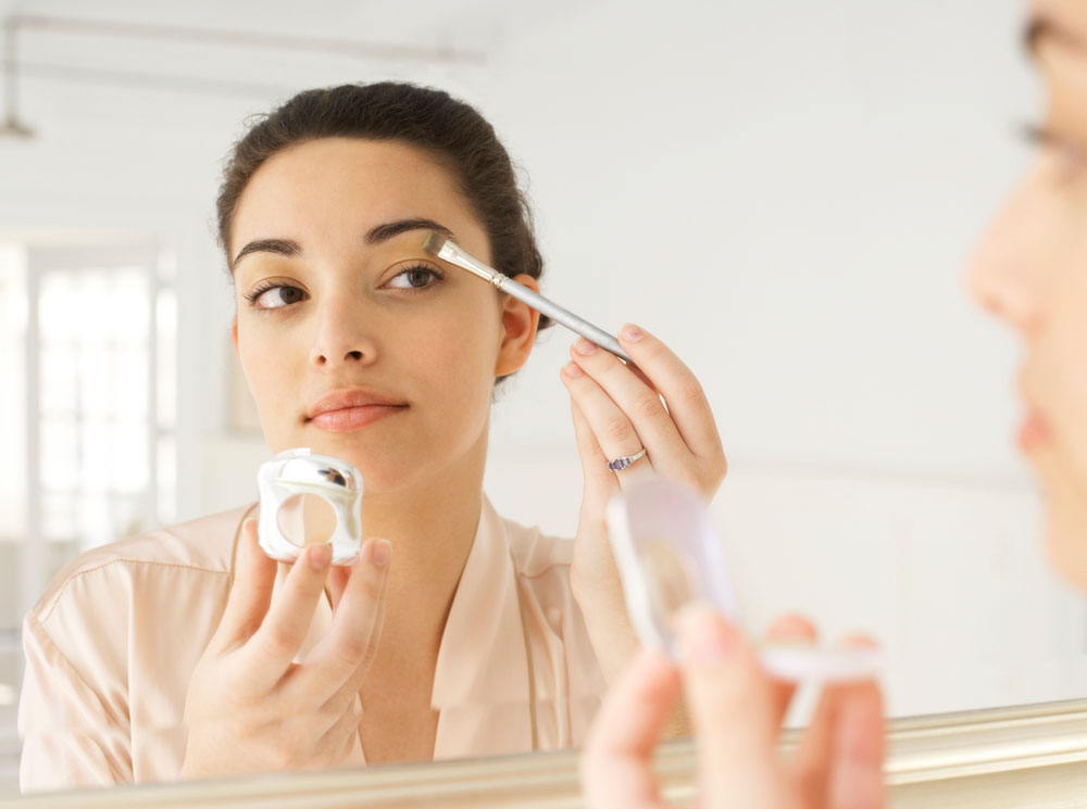 5 пугающих компонентов, входящих в состав теней | marieclaire.ru