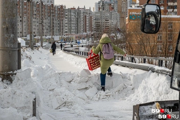 Горожанам во время работ приходилось перелезать через горы снега, но никто не жаловался: было понятно, что тротуар чистят | Источник: Василина Любимова / 59.RU