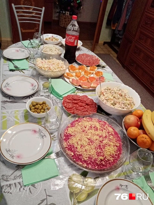 Селедка под шубой, бутерброды с икрой и скоро будет готово мясо, которое пока в духовке | Источник: Витя Цапин