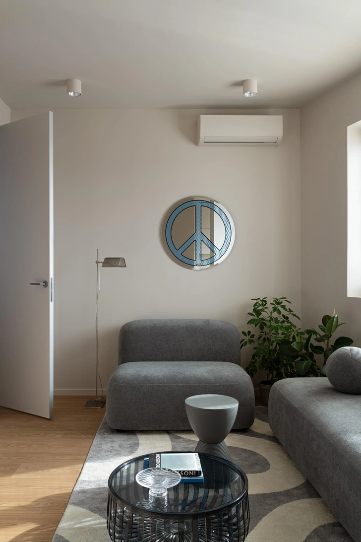 Диван, ковер, Divan.ru. Торшер, Am.Pm. Зеркало, Seletti. Столик, Kartell. | Источник: Александр Бурнатов. Стиль: Марьям Разуваева