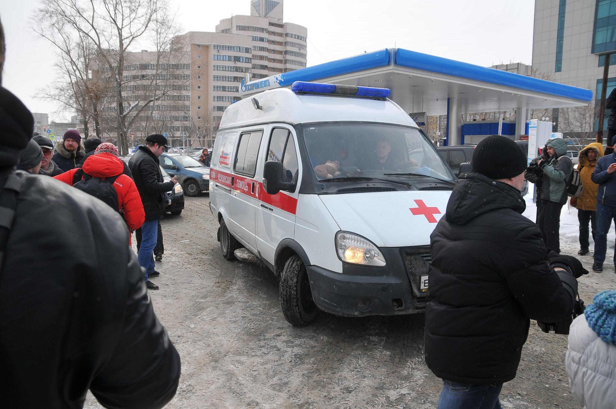 Под Петербургом мужчина решил погладить чужую собаку. Хозяйка вспорола ему живот: новости 14 декабря