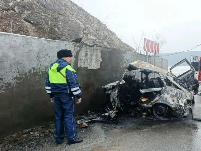 Возможности спасти водителя не было из-за быстрого распространения огня после удара. | Источник: УГИБДД по Свердловской области