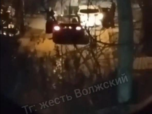 Спор из-за парковки был снят на видео вечером накануне | Источник: «Жесть Волжский» / T.me