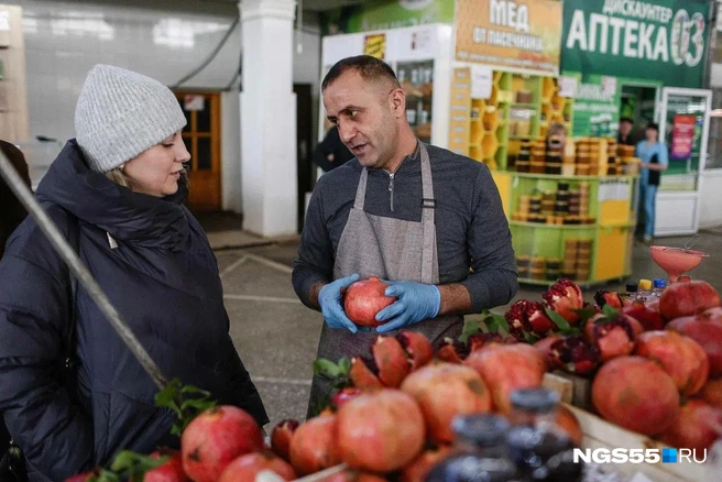 Продавцы активно общаются со своими покупателями | Источник: Евгений Софийчук/ NGS55.RU