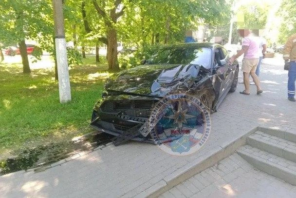 Дежурная смена поисково-спасательного отряда отключала аккумуляторы поврежденных автомобилей | Источник: Аварийно-спасательная служба Ленобласти