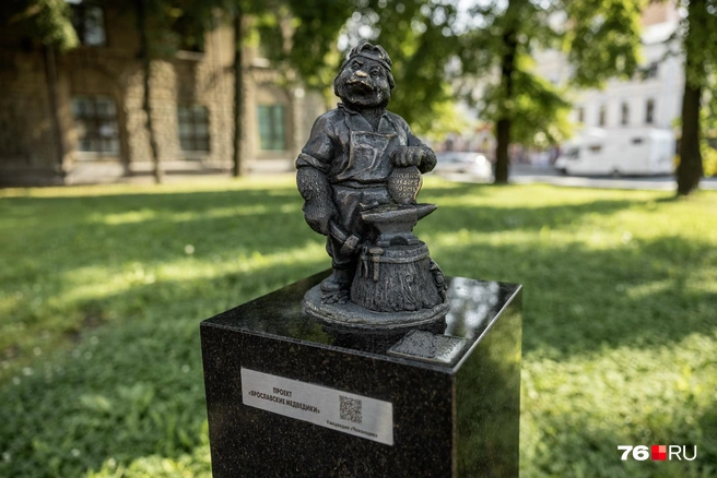 Здесь можно найти фигурку «Медведика-чеканщика»&nbsp;— одну из серии небольших скульптур, установленных на разных улицах Ярославля | Источник: Александр Куренной / 76.RU