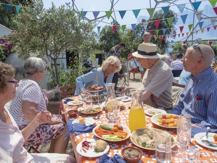 Герцогиня Корнуольская, покровительница Big Lunch, посещает празднование десятой годовщины инициативы в проекте «Эдем», 15 июля 2019