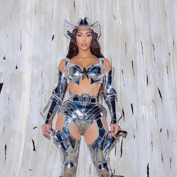 Железный человек или ковбой-киборг: Ким Кардашьян удивила подписчиков своим образом на Хэллоуин