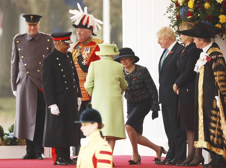 Реверанс Терезы Мэй перед Королевой в 2016 году