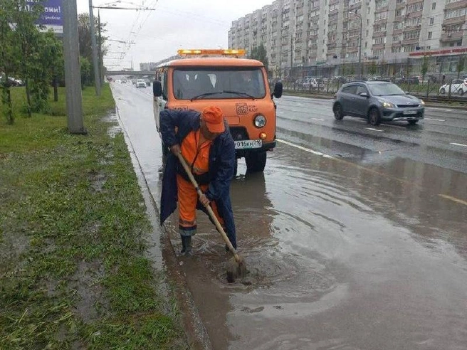 В Казани расчищают ливневки | Источник: Мэрия Казани / T.me