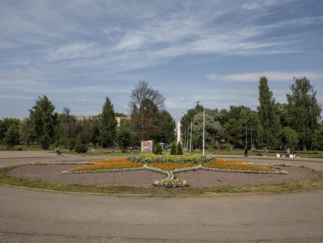 В центре парка разбита большая клумба | Источник: Александр Куренной / 76.RU