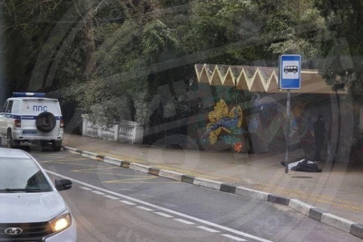 На остановке в Сочи обнаружено тело человека