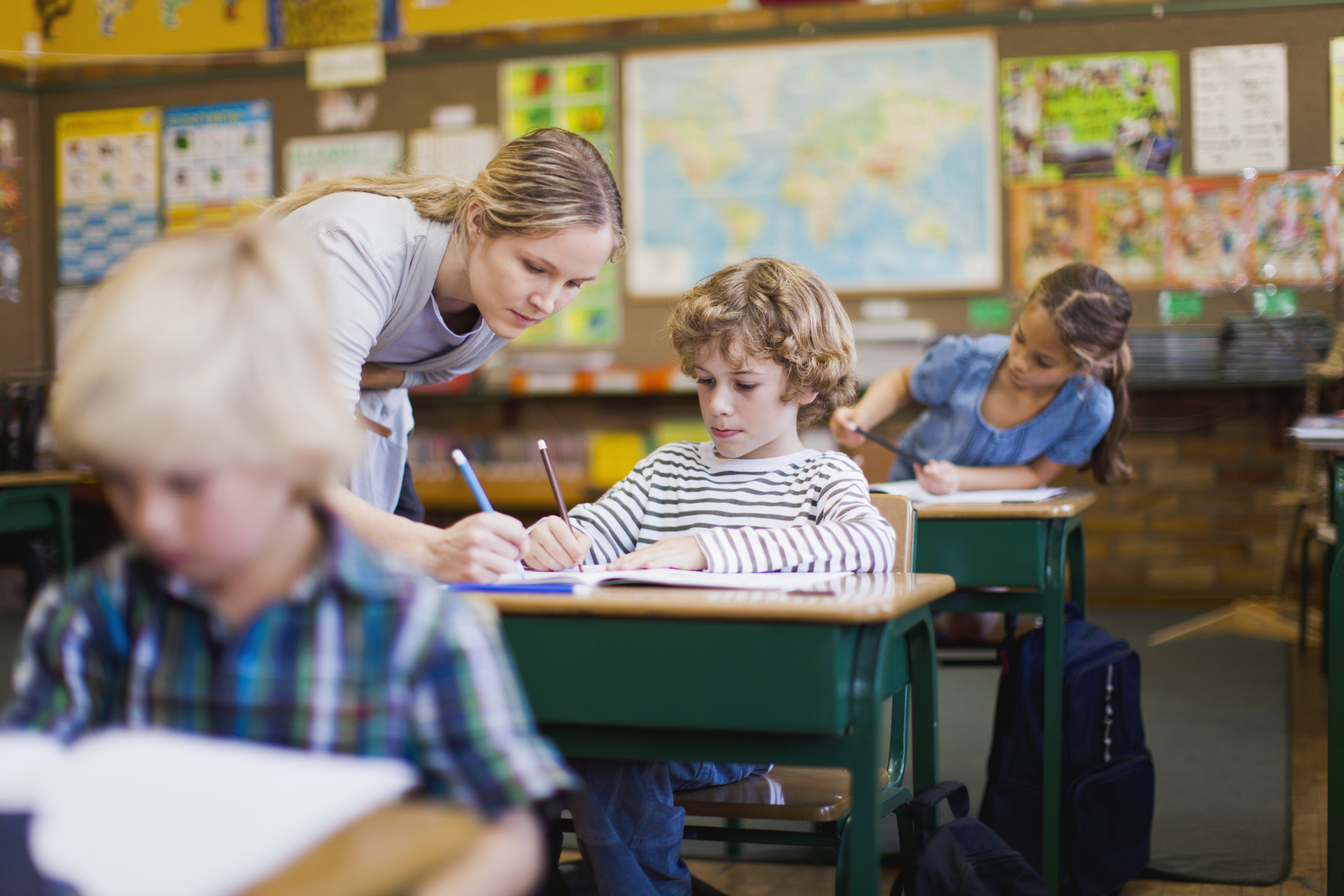 Our teacher makes us. Фото где учитель учит детей петь. Дети учат итальянский. Summer teacher. Teachers in Summer.