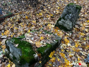 Теперь не поймешь, кому принадлежит надгробный камень | Источник: Екатерина Чижик / UFA1.RU