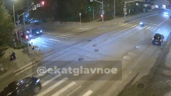Стоп-кадр за секунду до ДТП: расстояние между мотоциклом и местом будущего столкновения&nbsp;— около 22 м | Источник: Екатеринбург Главное / T.me