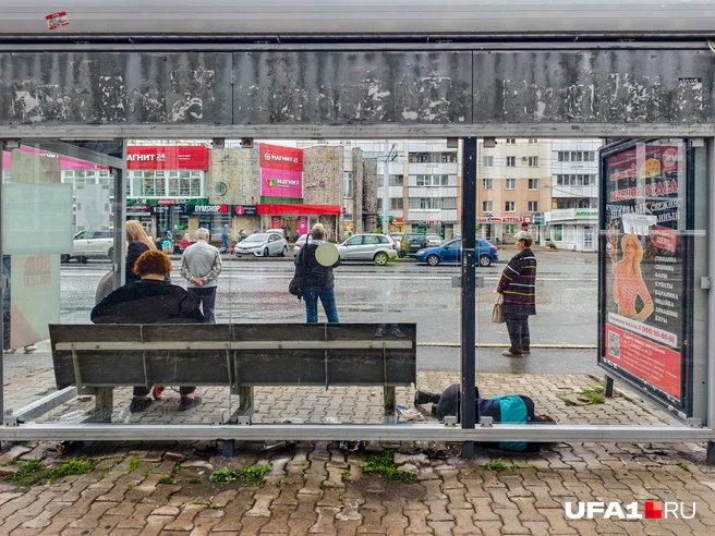 Скромно так прилег, даже не на лавочке | Источник: Булат Салихов / UFA1.RU