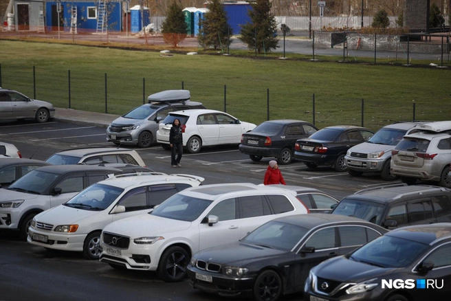 Пешеходы идут по проезжей части по привычке, хотя рядом — новый тротуар | Источник: Андрей Бортко / NGS.RU