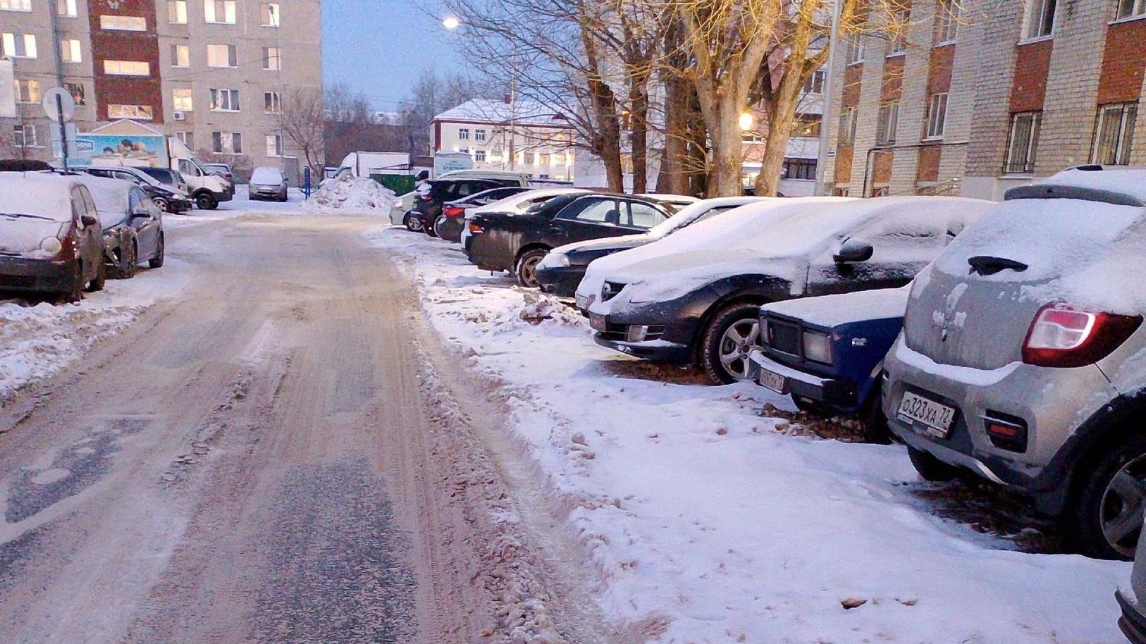 Жители жалуются. Показываем Тюмень, которую пока не убрали