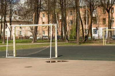 Школьник в Мурманске пострадал от падения футбольных ворот