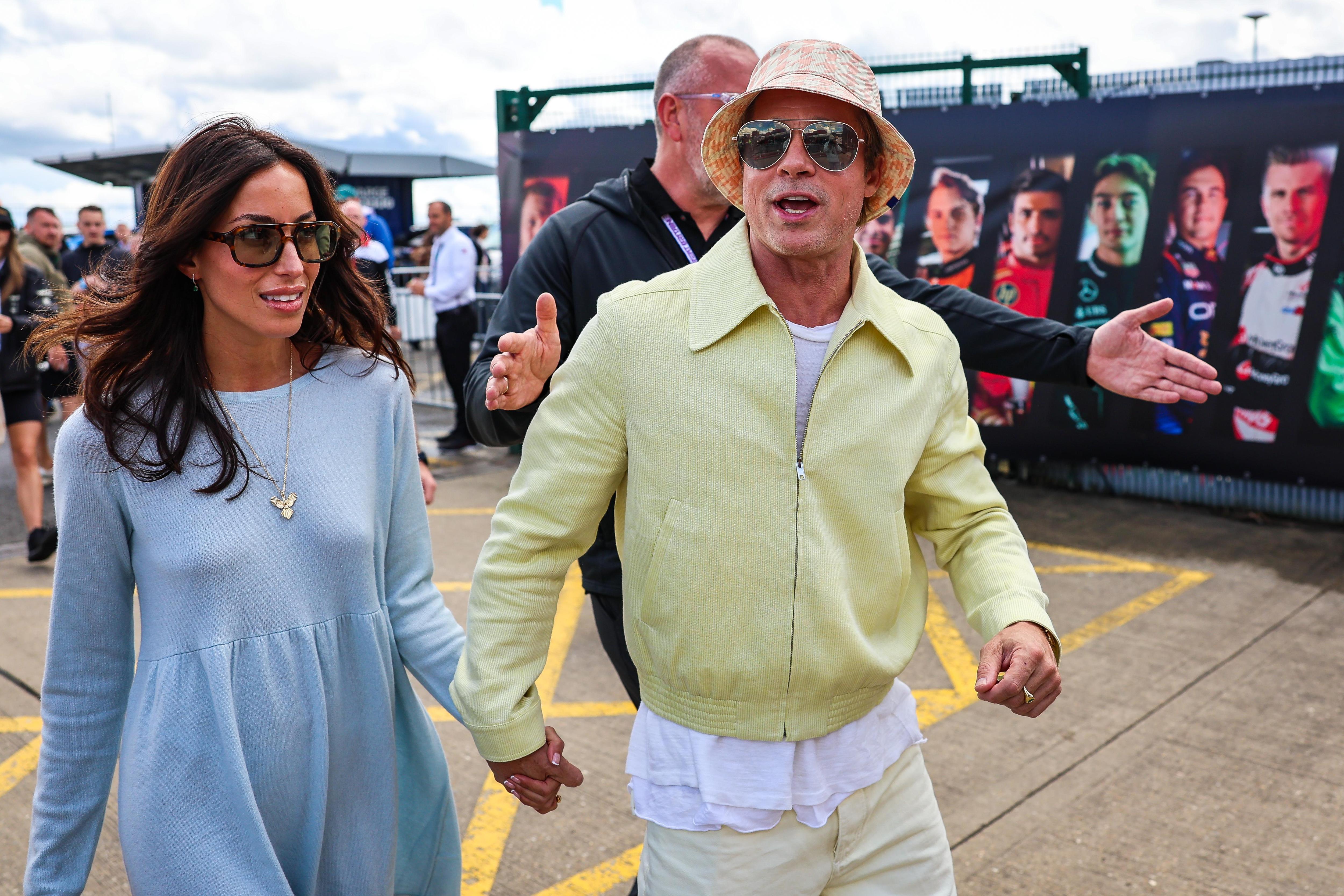 Питт крепко держал за руку любимую Инес, сын Шумахера был с девушкой-моделью: звездные пары на British Grand Prix
