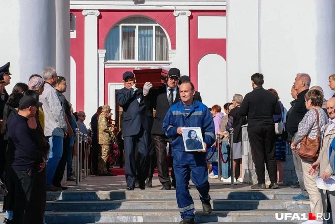Гробы начали уносить к ритуальным машинам | Источник: Булат Салихов / UFA1.RU