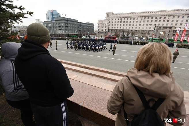 Проход через площадь перекрыт, а вот трибуны свободны | Источник: Наталья Лапцевич