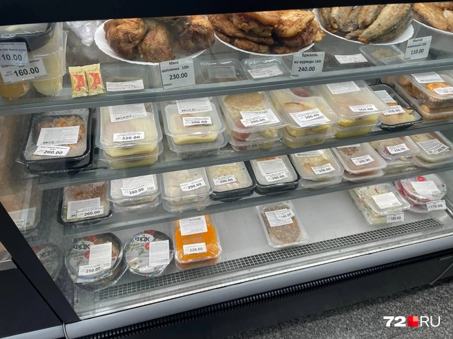 Еще можно поесть мясо цыпленка за 230 рублей, бризоль из курицы на десять рублей дороже | Источник: Радик Енчу / 72.RU