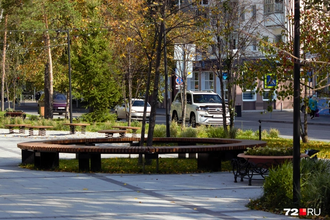 В сквере много лавочек различного формата. Очень много  | Источник: Павел Красоткин / 72.RU 