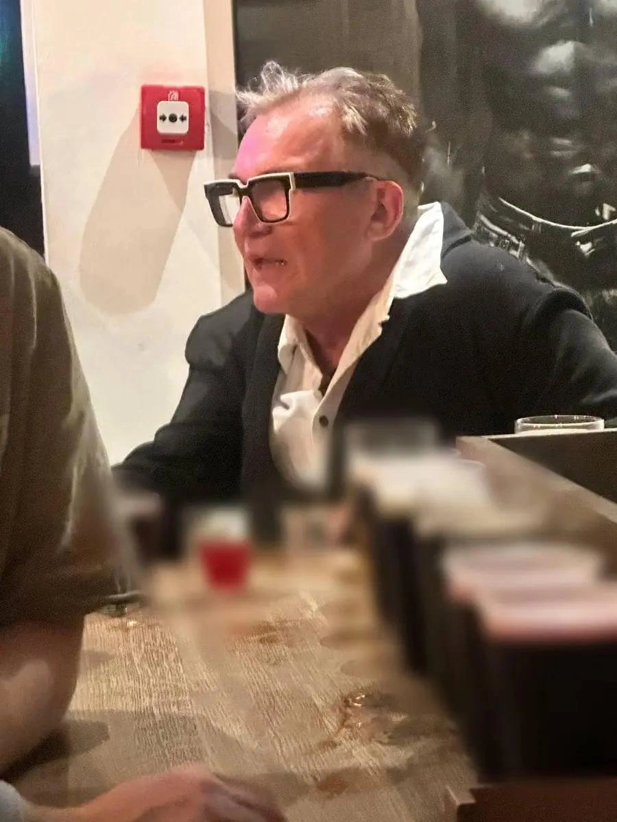 На днях Дмитрия Диброва видели в одном из столичных пабов, где телеведущий топил горе в алкоголе и угощал всех желающих пивом | Источник: Трапезник / T.me