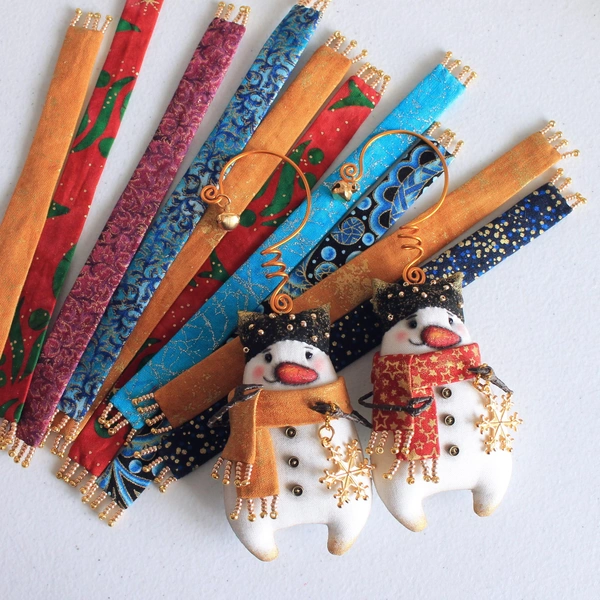 Бисер — важный элемент украшения игрушки | Источник: Анастасия Арефьева