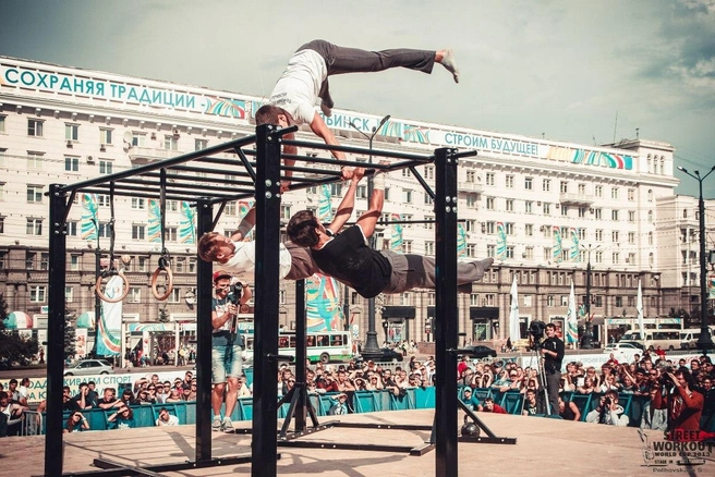 В сентябре 2013 года этап Кубка мира по Street Workout в Челябинске смотрели тысячи гостей, собравшихся на площади Революции, и миллионы зрителей во всём мире | Источник: Workout Челябинск