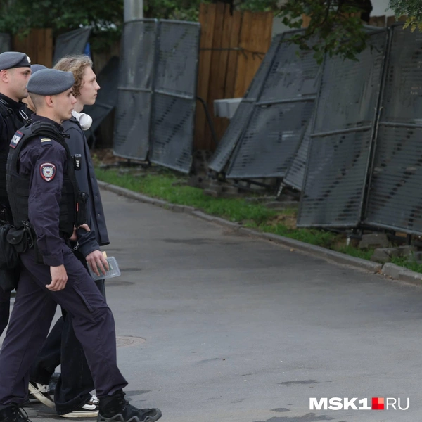Этого молодого человека отвели в автозак | Источник: Михаил Мечев / MSK1.RU