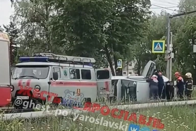 В Ярославле на перекрестке перевернулся автомобиль