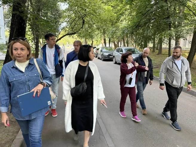 Алексей Зенин — справа с краю. На обходе территории | Источник: Управа района Чертаново Центральное / Vk.ru