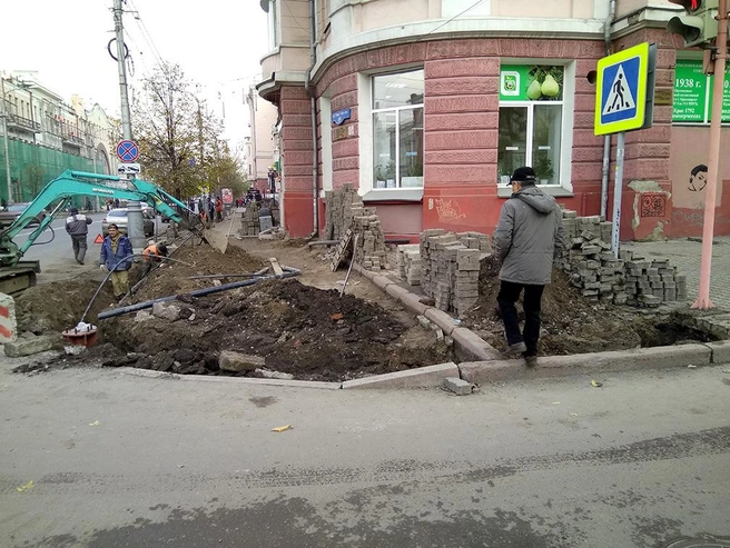 Прохожие маневрируют между разрытыми тротуарами