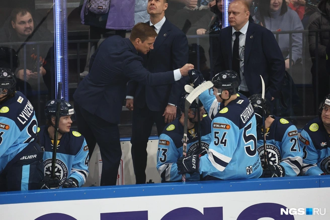 Ярослав Люзенков искренне радовался за успехи игроков в сегодняшнем матче | Источник: Александр Ощепков / NGS.RU