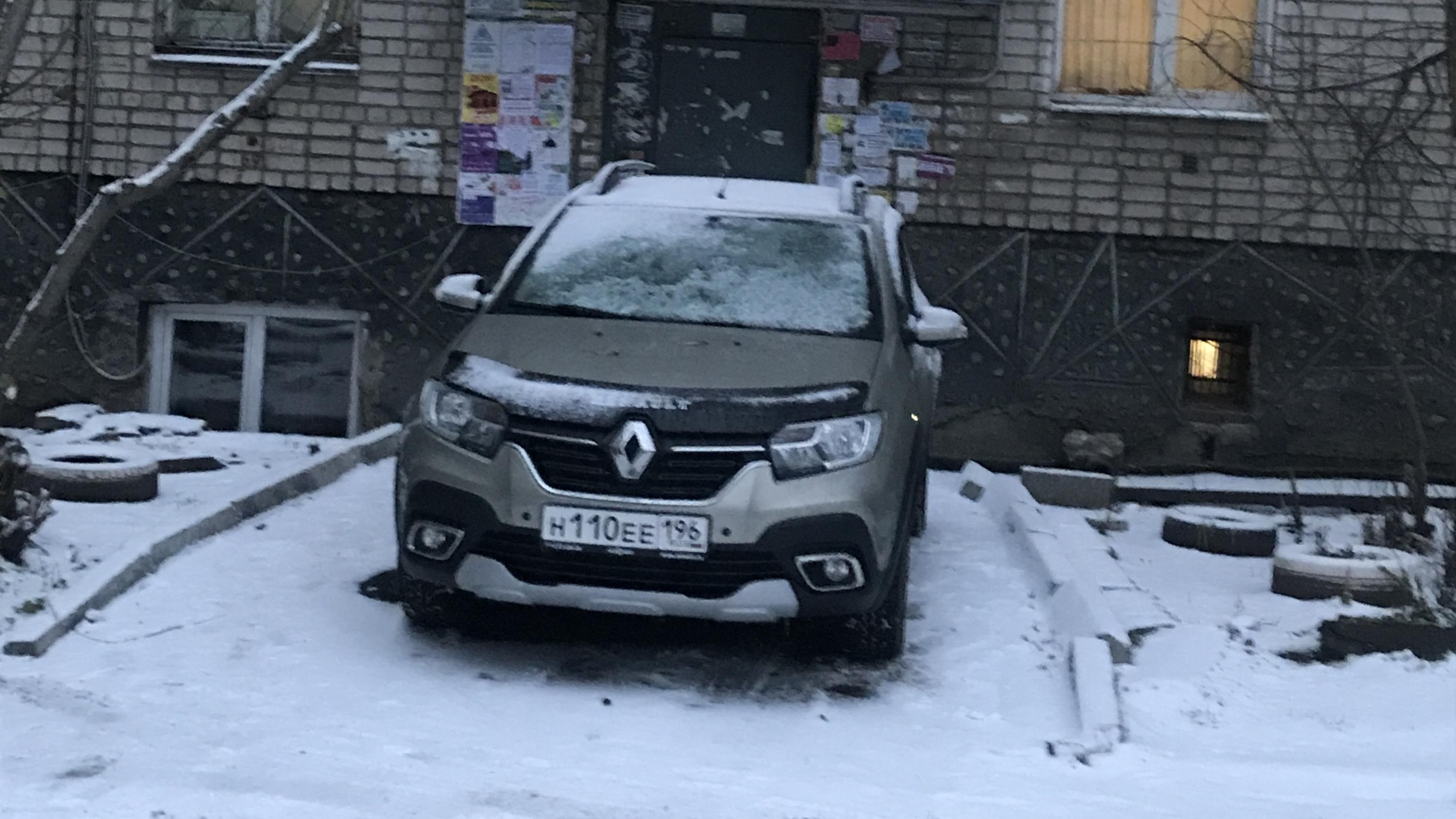 Куда в Екатеринбурге жаловаться на водителей, которые паркуют машины на  газонах и тротуарах - 11 ноября 2020 - Е1.ру