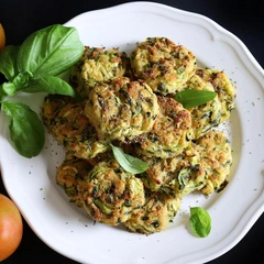 Пп-пицца, хрустящие колобки и необычная закуска: что приготовить из кабачков