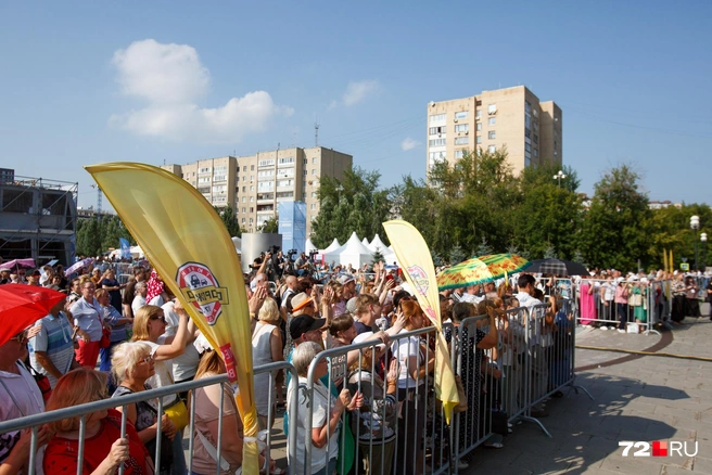 На концерте было много людей старшего поколения, но и молодые люди встречались. Они отжигали под песни своих родителей с не меньшим рвением | Источник: Ирина Шарова / 72.RU