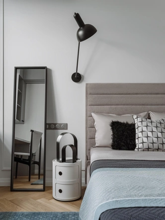 Кровать, Dantone Home. Прикроватная тумба, Kartell. Бра, Nordal. Домашний текстиль, Claire Batiste Atelier.  | Источник:  Ольга Шангина; стиль: Яна Яхина