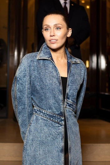 Как выглядит идеальное джинсовое пальто на 2025 год: показывает Майли Сайрус | marieclaire.ru