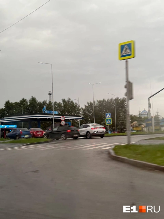 «Газпром» на Космонавтов утром 29 июля | Источник: Читатель E1.RU 