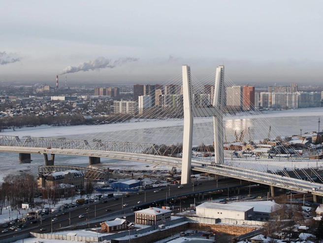 Проблема зафиксирована на транспортной развязке моста, находящейся на правом берегу. | Источник: Андрей Бортко / NGS.RU