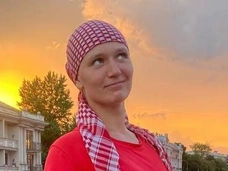 Вмятина на газоне, перчатки и одинокий цветок: фото и видео с места падения звезды «Пацанок» Юлии Михайловой