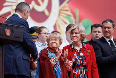 Александра Пахмутова надела редкий платок на парад в Волгограде