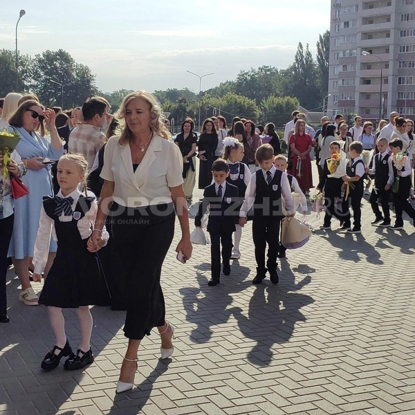 Ребята заходили в школу с классными руководителями в алфавитном порядке | Источник: Андрей Пашинский / Voronezh1.ru