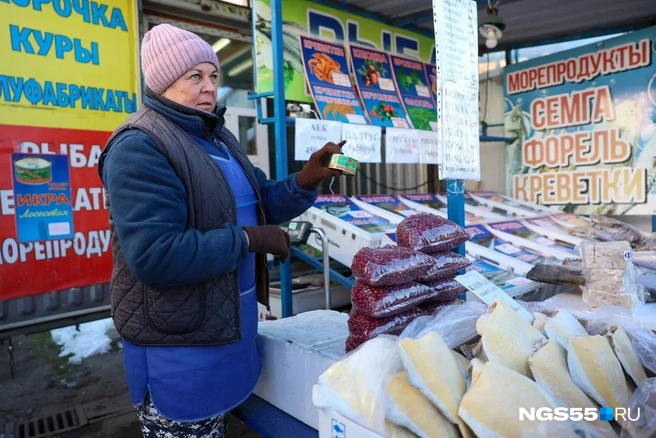 Продавцы могут часами рассказывать о правилах выбора качественной икры | Источник: Евгений Софийчук / NGS55.RU