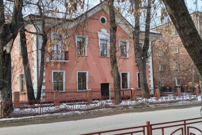 В центре Иркутска продают особняк, похожий на четырёхквартирный дом